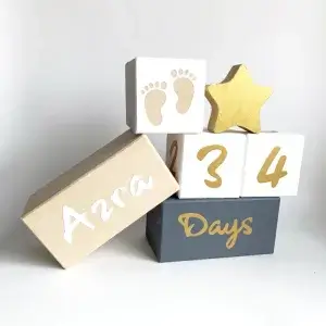 Ahşap-Beyaz-Lacivert gold yazılı anı küpü seti beyaz zeminde; yatık ahşap isim bloğu, ayak izi ve yıldız küpleri