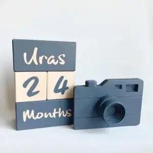 Antrasit-Ahşap-Antrasit anı küpü seti antrasit ahşap oyuncak kamera yanında; isim, rakam ve tarih blokları
