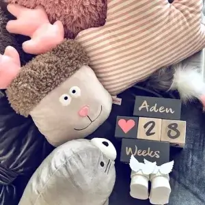 Antrasit-Ahşap-Antrasit anı küpü seti peluş oyuncaklar ve yastıklar arasında; kalp küpü ve İngilizce tarih bloğu