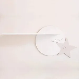 Ayyıldız raf boş halde önden; uzun beyaz raf yüzeyi, uyuyan yüzlü beyaz ay ve bej yıldız, açık renk duvarda