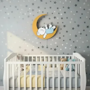 Bebek ayı ahşap gece lambası, yıldızlı duvarda sarı hilalde uyuyan mavi kıyafetli ayıcık, karyolanın üzerinde