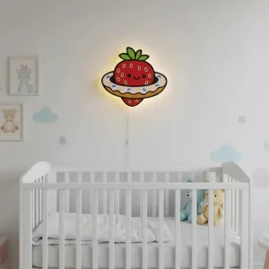 Çilekli gezegen ahşap gece lambası, bulut süslemeli bebek odasında beyaz beşiğin üstünde sıcak ışığı açık halde