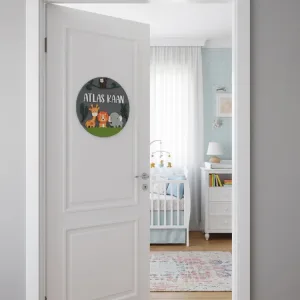 İsimli safari temalı kapı süsü, bebek odasının açık kapısında; gri zeminde zürafa, aslan, fil, maymun ve örnek isim