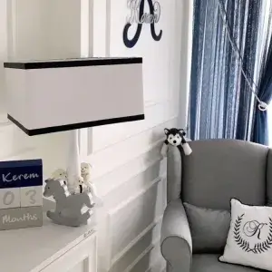 Lacivert-Beyaz-Gri anı küpü seti lacivert beyaz bebek odasında şifonyer üzerinde, abajur ve sallanan atla