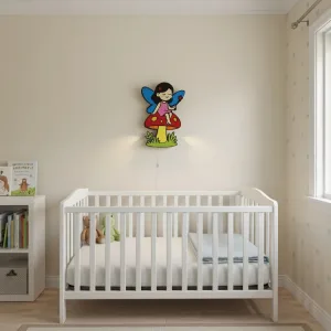 Mine peri ahşap gece lambası, bej duvarlı bebek odasında beyaz beşiğin üstünde, mavi kanatlı peri ışığı açık