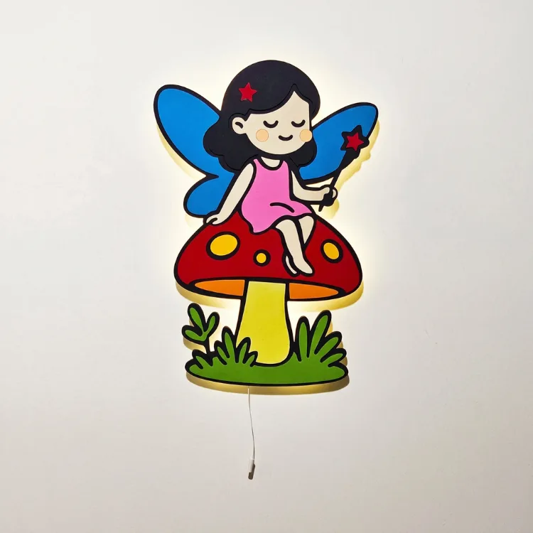 Mine Peri lamba beyaz duvarda ışığı açık; pembe elbiseli peri, kırmızı benekli mantar ve yeşil çimenler
