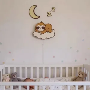 Bulut üzerinde tembel hayvan gece lambası, bebek odasında beşiğin üzerinde hilal ay ve zzz figürleriyle