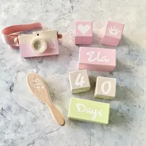 Pembe-Latte-Açık Yeşil anı küpü seti pembe ahşap oyuncak kamera ve isimli ahşap fırçayla mermer zeminde