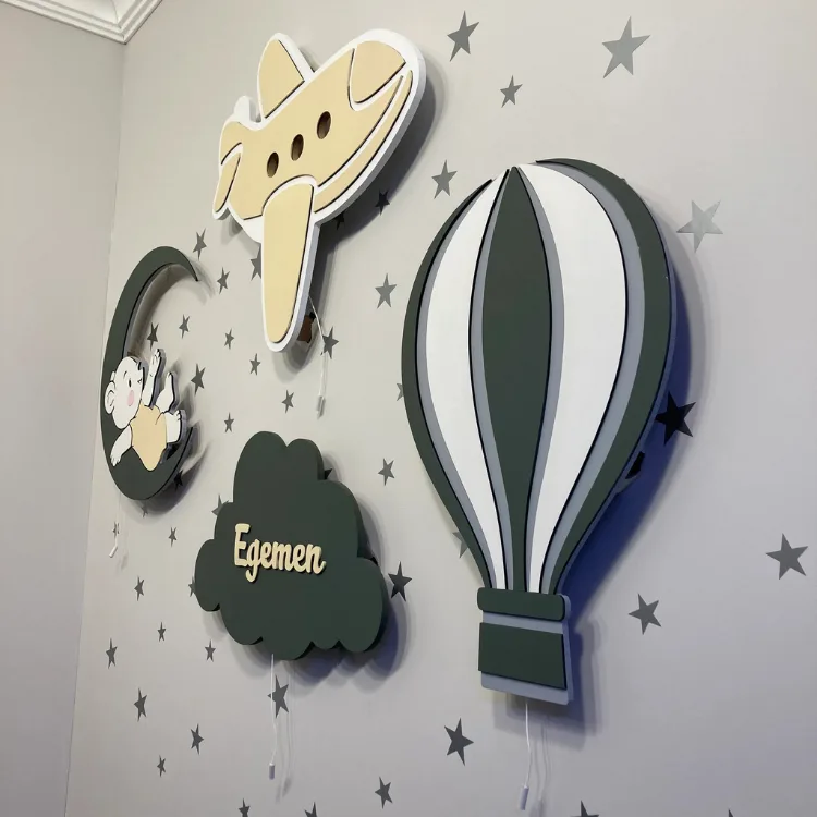 Koyu yeşil uçan balon, krem uçak, bebek ayılı ay ve örnek isimli bulut ahşap lamba, yandan yakından