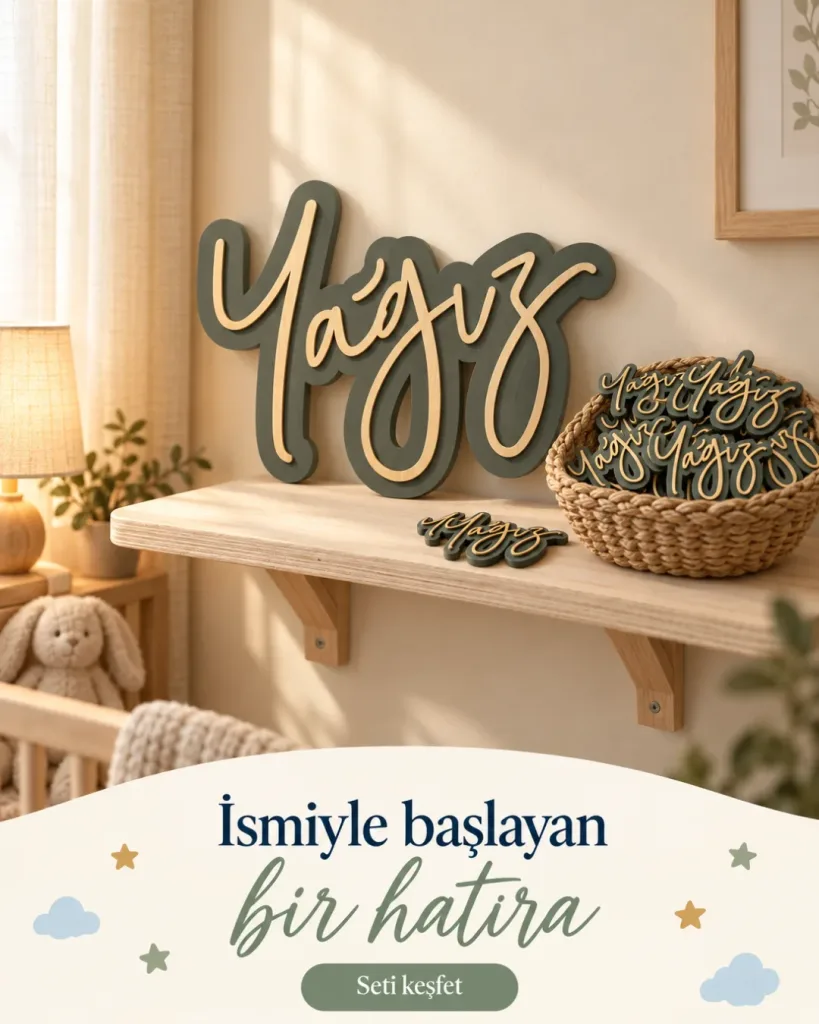 İsim şeklinde kapı süsü ve magnet sepeti ahşap rafta; İsmiyle başlayan bir hatıra yazılı kombin kartı
