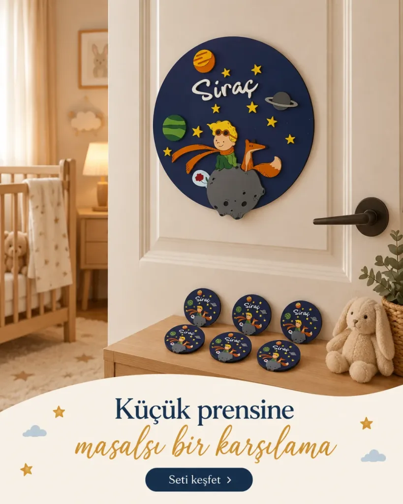 Küçük Prens kapı süsü kapıda, magnetler komodinde; Küçük prensine masalsı bir karşılama yazılı kombin kartı
