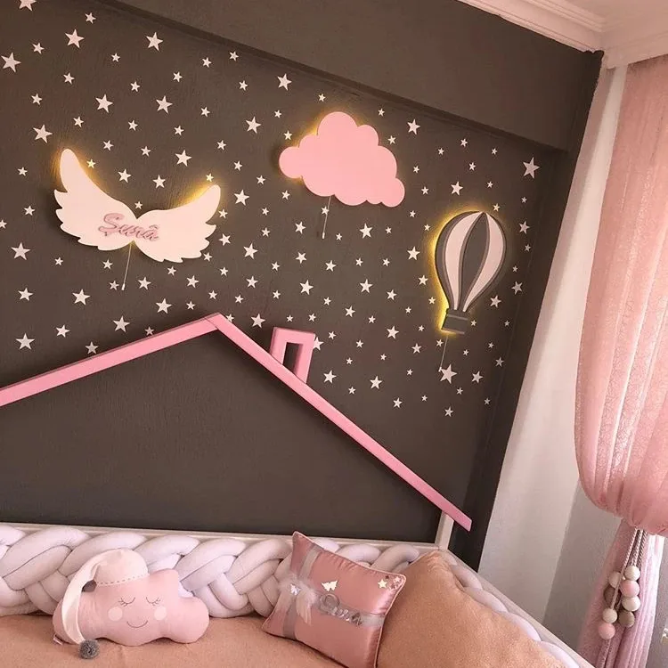 Işıklı melek kanadı, pembe bulut ve uçan balon lamba, yıldızlı koyu duvarda pembe ev çizgisinin üstünde