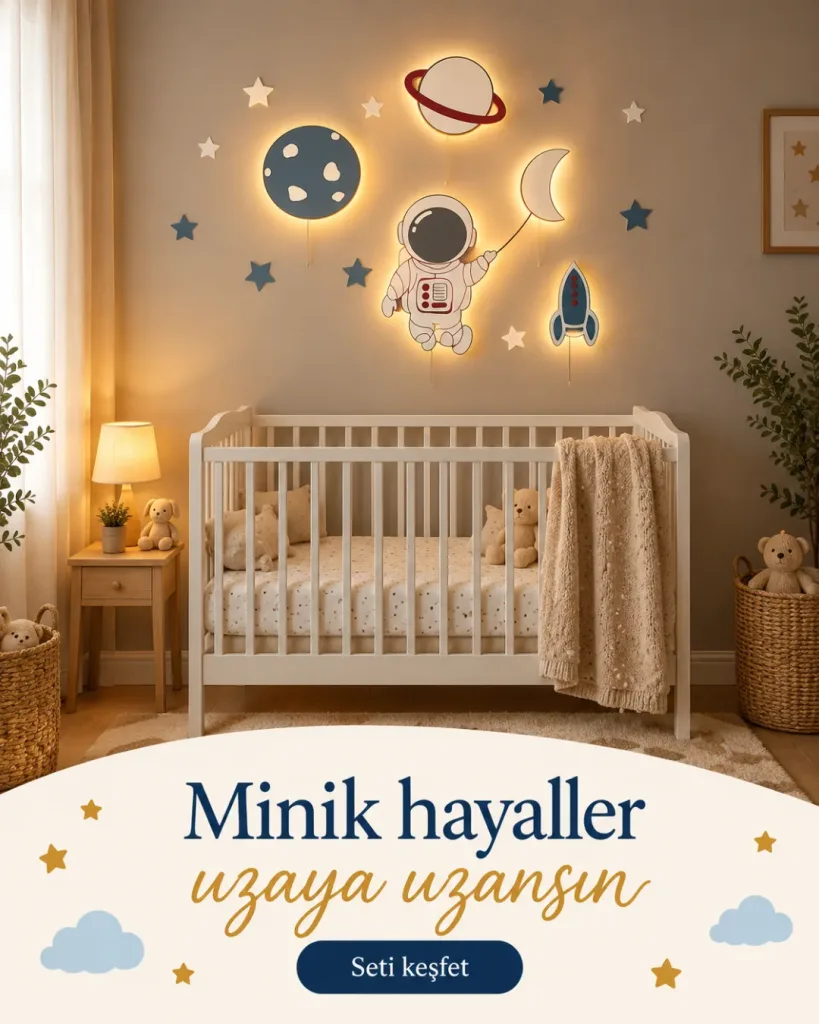 Işıklı astronot, gezegen, ay ve roket lambaları beşiğin üstünde; Minik hayaller uzaya uzansın yazılı kombin kartı